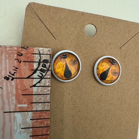❄️ SALE! NEW Black Cat Stud Earrings .5” White Metal - Picture 6 of 6